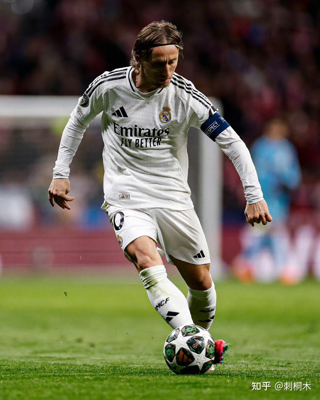 青训小将破门后被队友高高举起