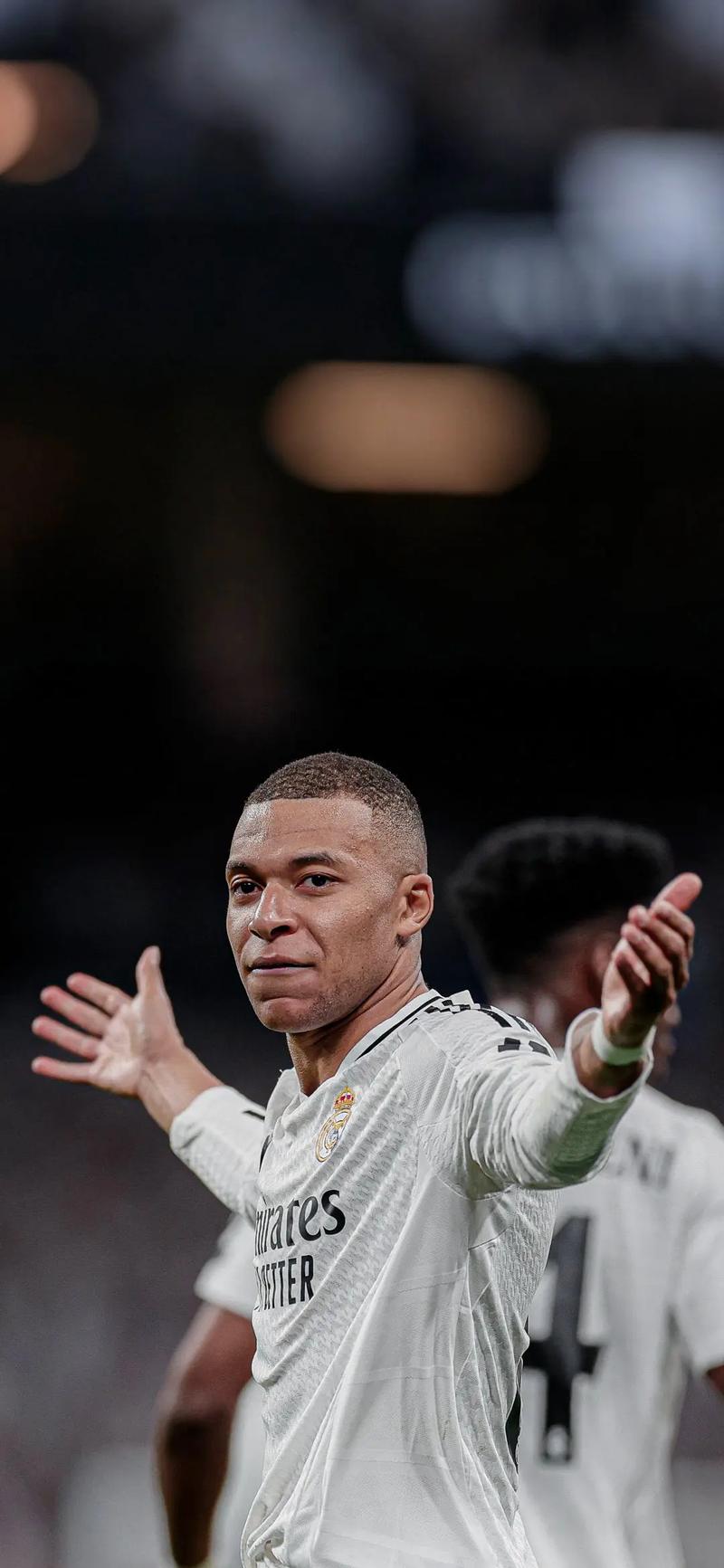 每体：杰拉德·马丁在左中卫上的表现，比其当左后卫时更亮眼